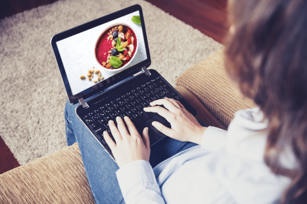 computador com imagem de prato de restaurante