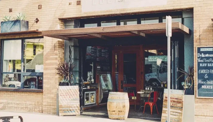 fotografia de uma fachada de restaurante precisando de mais pesquisa local